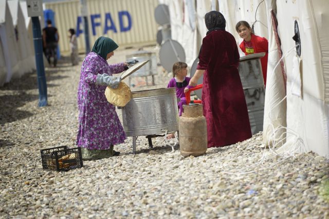 Auch ein Jahr nach der Vertreibung aus Sindschar harren die Menschen in Zelten aus. (Foto: CARE/Mary Kate MacIsaac)