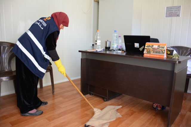 Thunyaa arbeitet als Freiwillige für CARE im Flüchtlingscamp Azraq in Jordanien. (Foto: CARE/ Mary Kate MacIsaac)