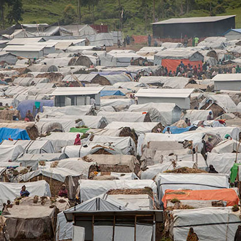 Des abris d'urgence pour des familles en fuite.