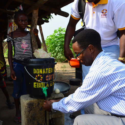 Un homme se lave soigneusement les mains.