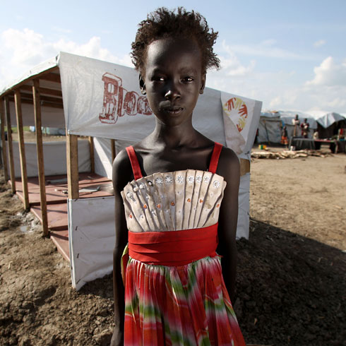 Une fille regarde l'appareil photo.