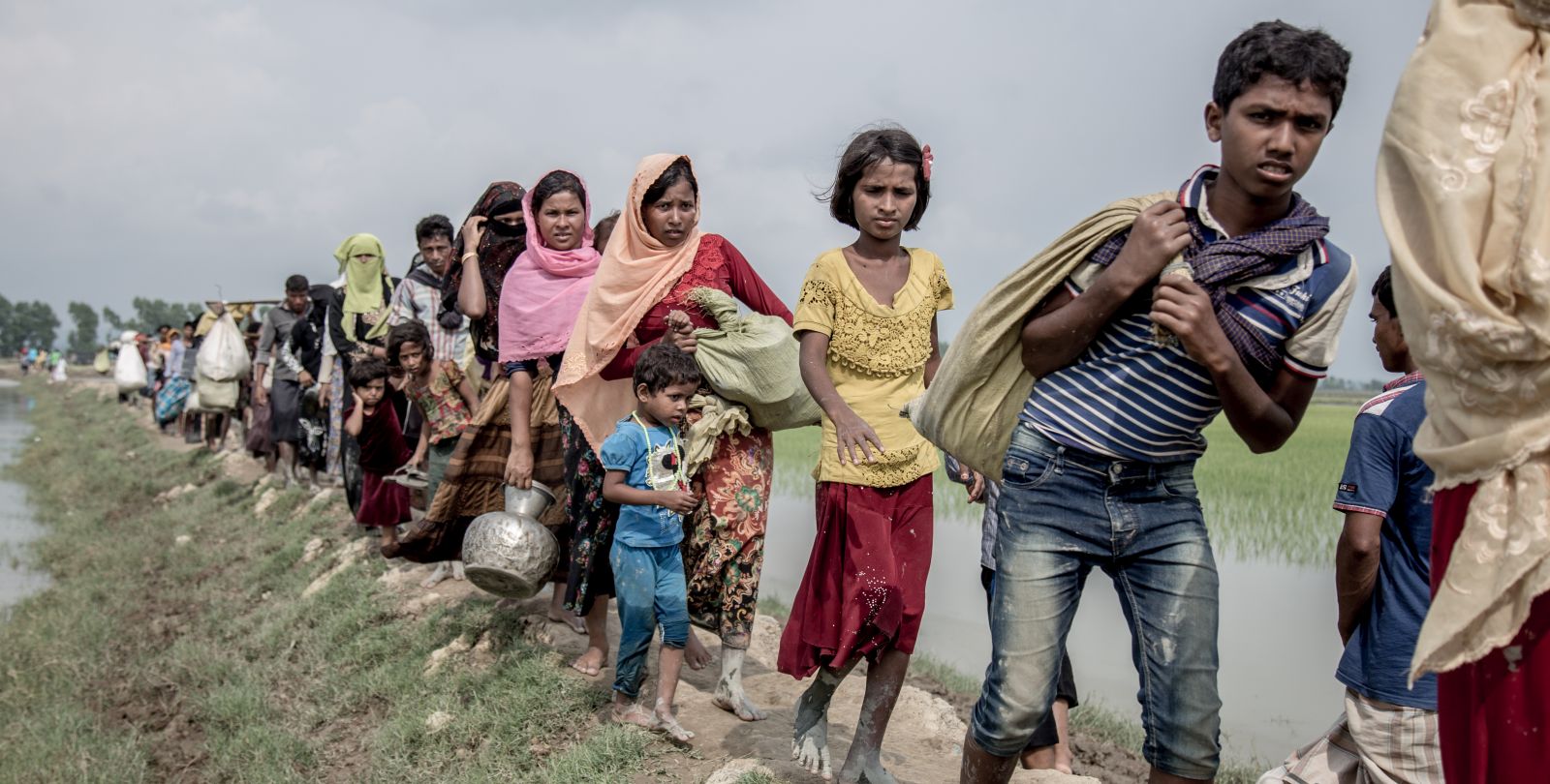 Des personnes fuyant le Myanmar pour trouver refuge au Bangladesh