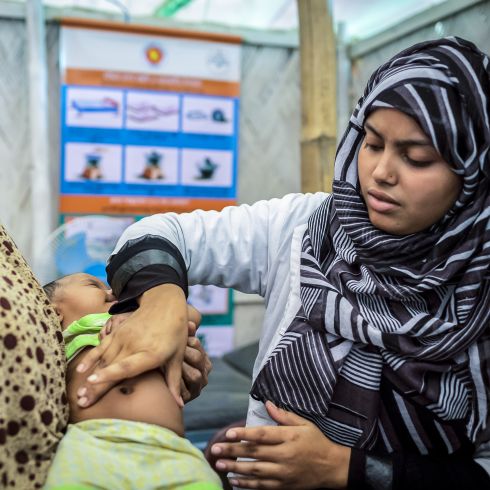 Un médecin établit un diagnostic pour le bébé