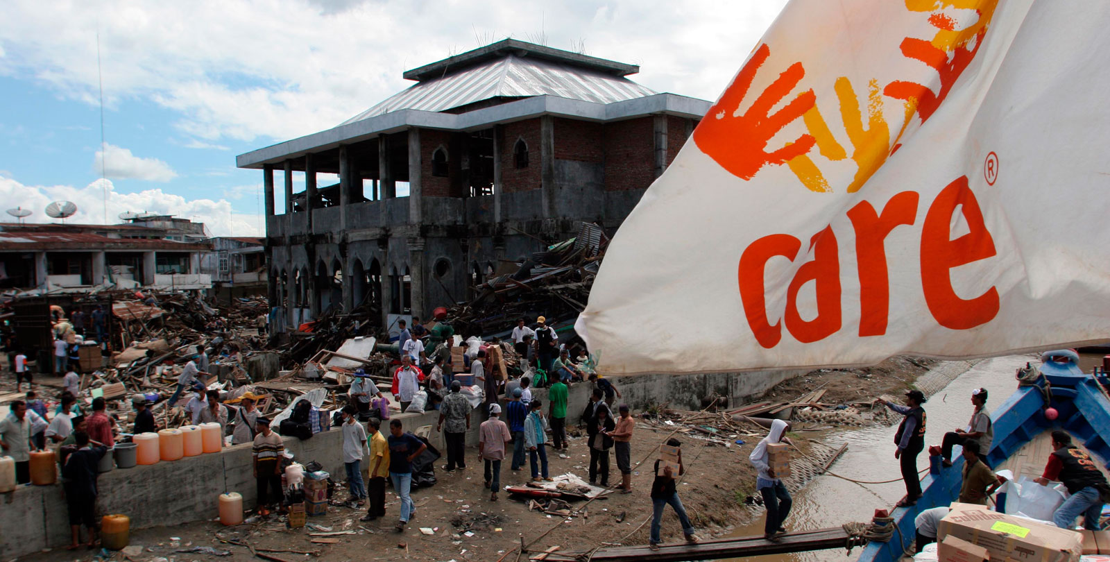 Ein Schiff liefert Hilfsgüter in die zerstörte Küstenregion von Indonesien.