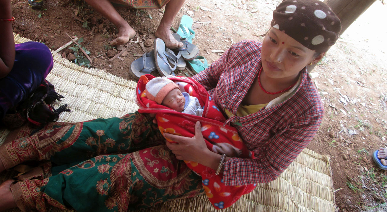 "J'ai perdu ma maison et tous mes biens mais ma petite fille est la chose la plus précieuse que je n'ai jamais eu", sit-elle. Photo: CARE/Chiranjibi Nepal
