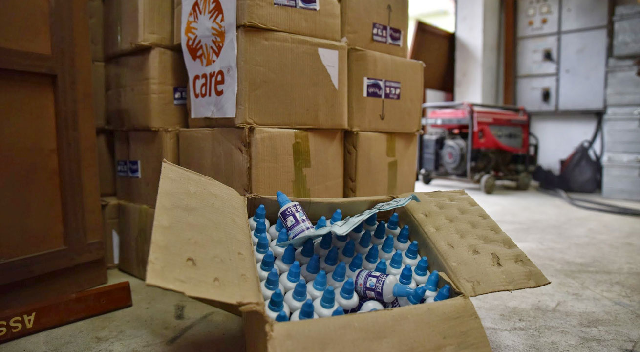 Trois gouttes suffisent pour purifier un litre d'eau. Photo: CARE/Lucy Beck