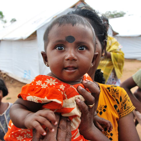 Un enfant regarde curieusement dans l'objectif.
