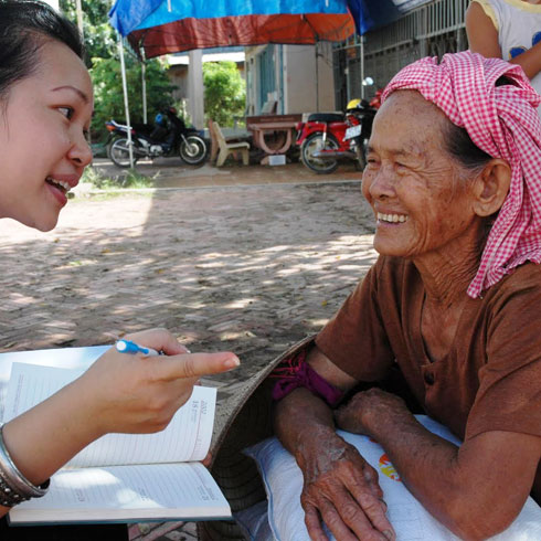Une collaboratrice de CARE avec  une villageoise vietnamienne souriante