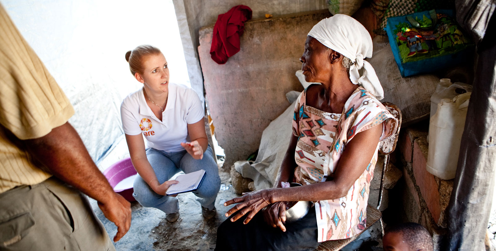 Une collaboratrice de CARE parle avec une femme, dont la maison a été détruite.  