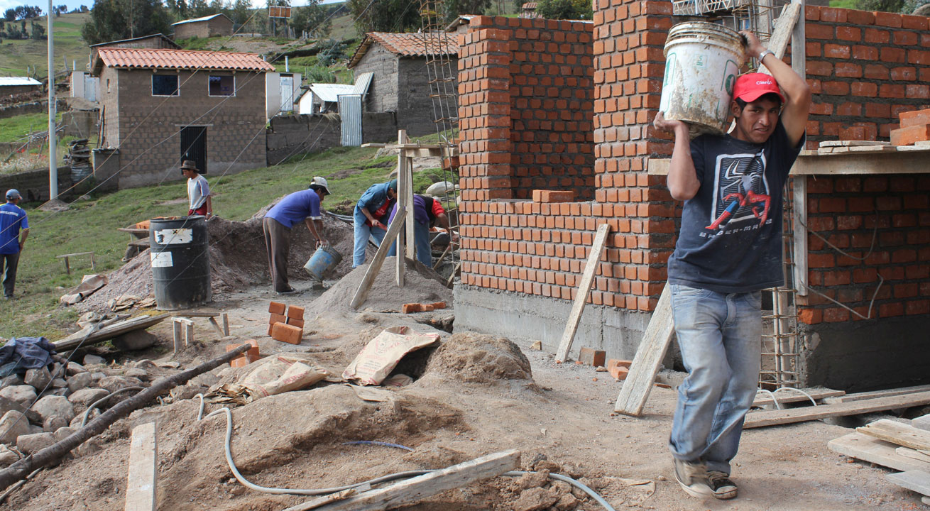 CARE permet l'échange d'idées grâce à ces constructions. Photo: CARE