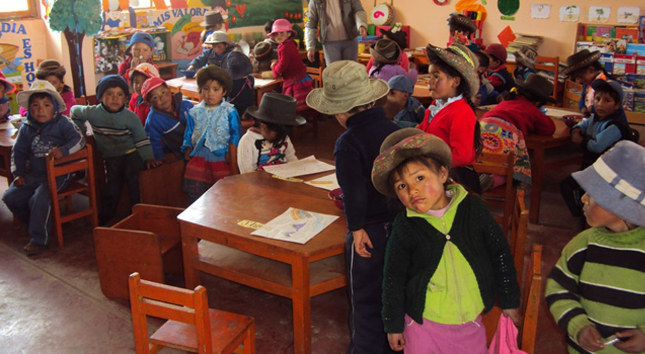De nouvelles salles de classes colorées aident les enfants. Photo: CARE