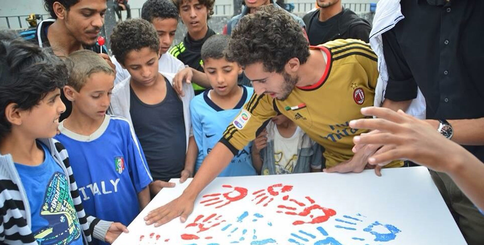 Un groupe d'adolescents et d'enfants participent à un projet pour la paix.