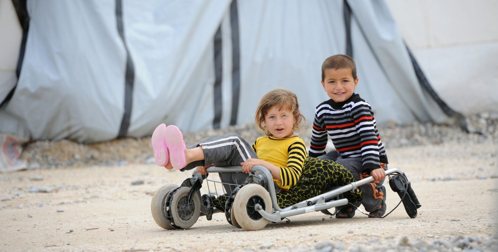 Deux enfants jouent dans un camp de réfugié