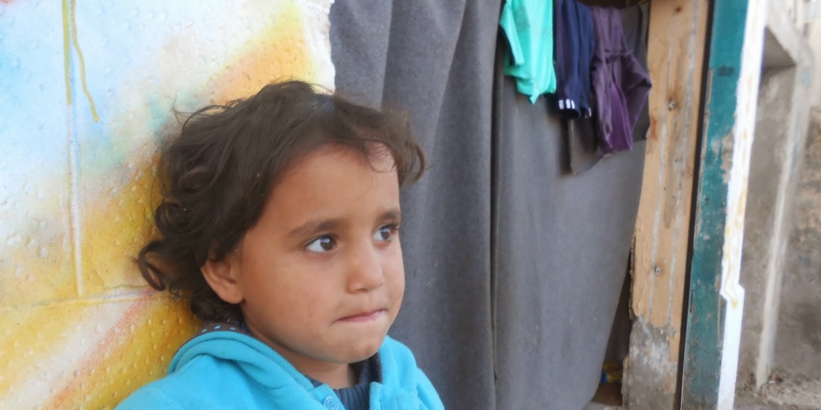 Un enfant regarde dans le vide.