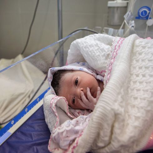 Baby Nisreen wurde am achten Tag des Konfliktes (15. Juli) im Al-Awda Krankenhaus in Gaza geboren (Foto: CARE/Alison Baskerville)