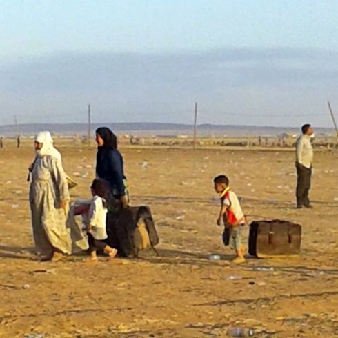 Eine syrische Flüchtlingsfamilie erreicht die syrisch-türkische Grenze in der Nähe von Metismail. (Foto: CARE/Chloe Day)