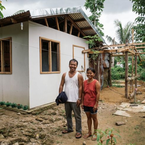 Fast fertig: Mit der Hilfe von CARE schaffte das Ehepaar den Wiederaufbau ihres Hauses nach der Zerstörung durch Taifun Haiyan. (Foto: CARE)