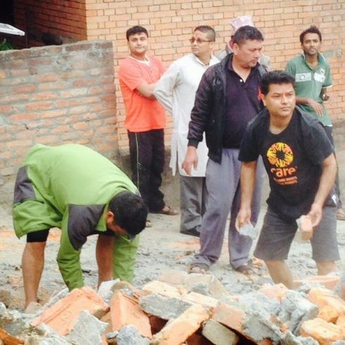 CARE plant in Nepal bis zu 75.000 Menschen mit Nahrungsmitteln und Wasser zu versorgen und Notunterkünfte und Latrinen bereitzustellen. (Foto: CARE)