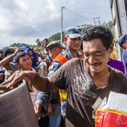 Nach dem Erdbeben brauchen Menschen dringend ein Dach über dem Kopf. CARE verteilt Baumaterial wie etwa Wellblech. (Foto: CARE/Prashanth Vishwanathan)