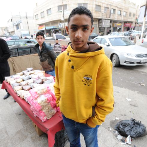 Mohammad, 13, floh von Syrien nach Jordanien. Um seine Familie zu ernähren, verkauft er Snacks auf der Straße. (Foto: CARE/Mary Kate MacIsaac)