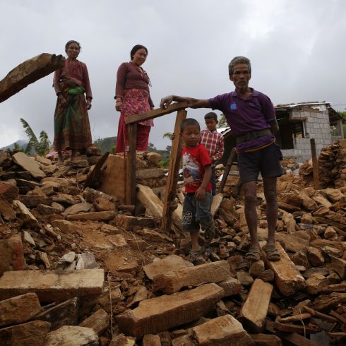 Drei Monate nach dem verheerenden Erdbeben in Nepal unterstützt CARE Betroffene beim Wiederaufbau. (Foto: CARE/Ruhani Kaur)