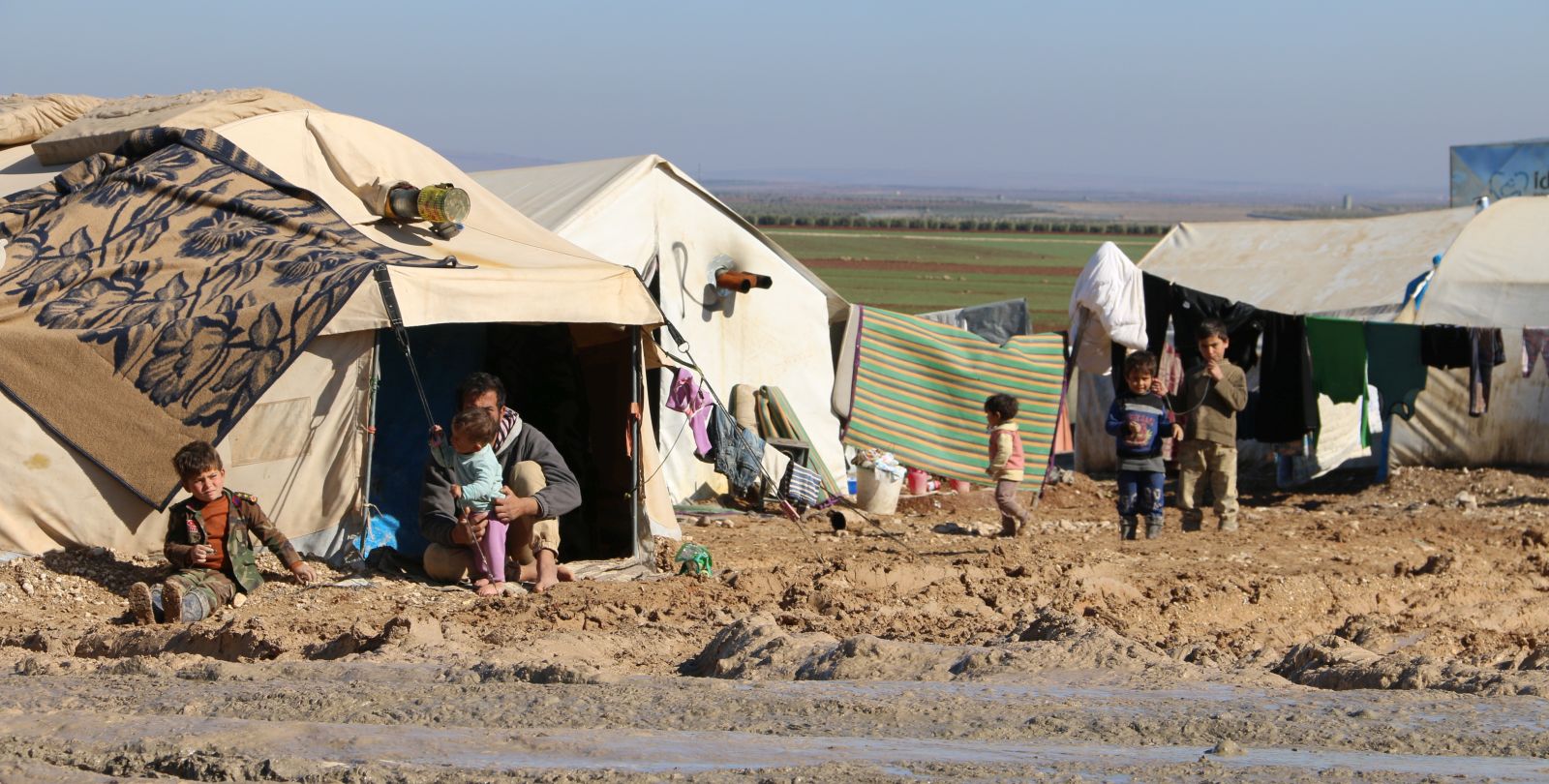 Des personnes dans un camp de fortune en Syrie