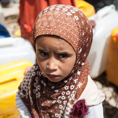 Une jeune fille au Yémen qui va chercher de l'eau
